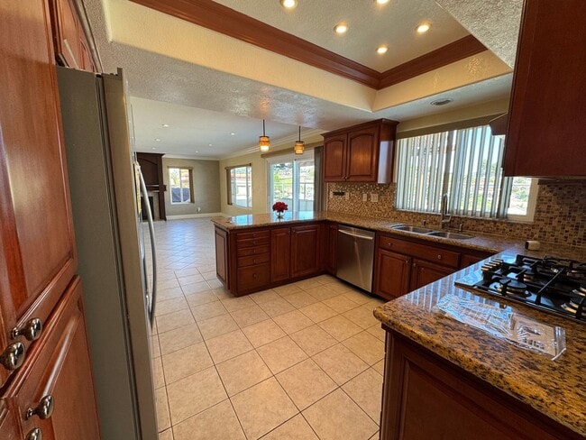 Building Photo - 4 Bedroom house with pool and amazing views