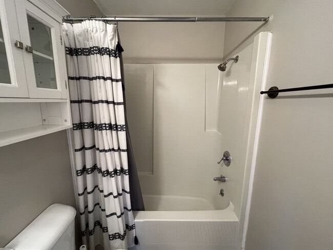 Building Photo - COMING SOON! 2 Bedroom Duplex Close to MTS...