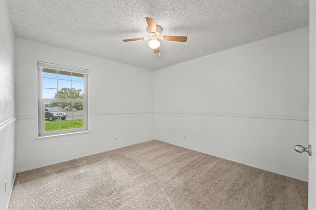 Building Photo - Sweet 3-Bedroom With a Fireplace Vibe