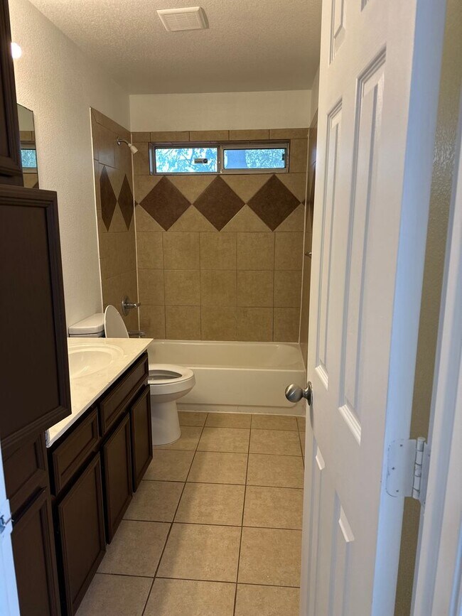 Building Photo - 3 Bedroom 2 Bath Duplex  2 weeks free move in special!