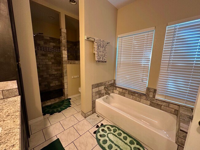 Building Photo - Charming 3/3 House in with Covered Parking Near Campus!