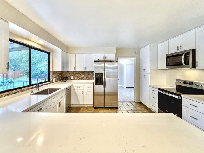 Building Photo - 6489 Rainbow Heights Rd
