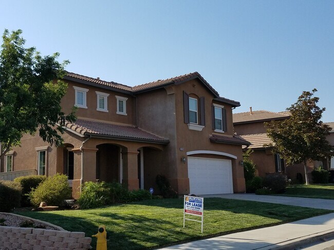 Building Photo - Gorgeous 5 bedroom, 3 bath plus Loft - Mou...