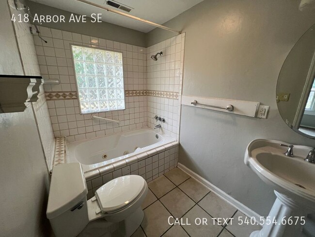 Building Photo - 418 Arbor Ave SE