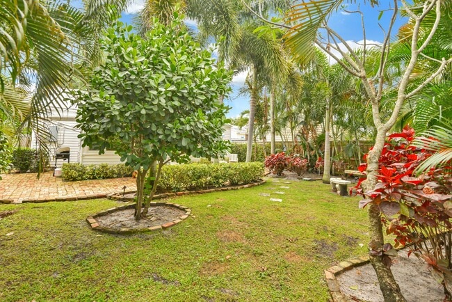 Building Photo - 1517 N Palmway