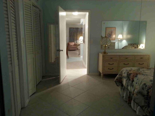 Building Photo - 300 Horizon W