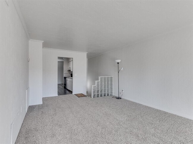 Building Photo - 6100 N Brookline Ave