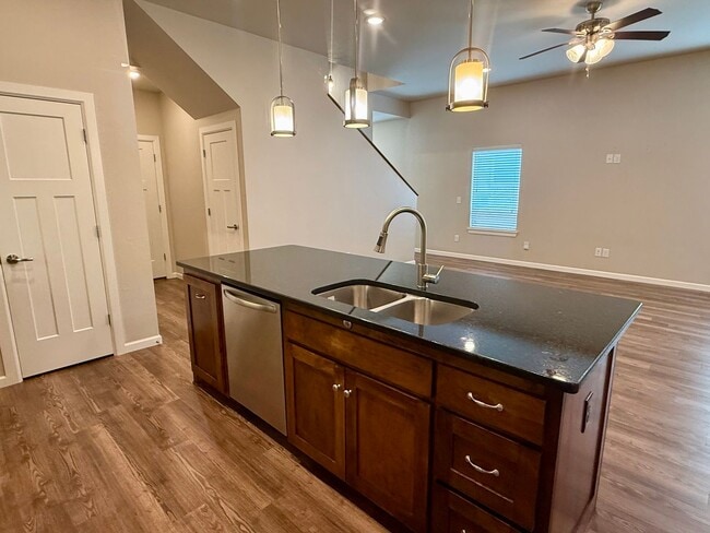 Building Photo - Large 3 Bed, 2 Bath in Beautifully Well-Maintained Neighborhood