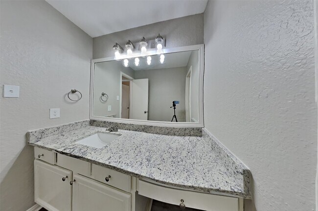Building Photo - 22723 W Waterlake