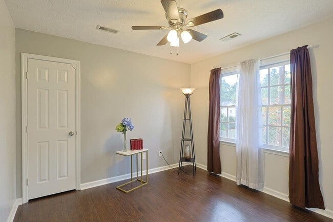 Building Photo - 621 Spy Glass Dr