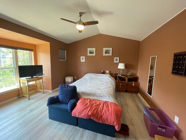 Building Photo - 2 bed 2.5 bath available NOW!