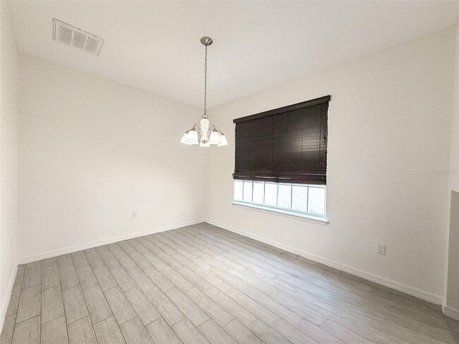 Building Photo - 11804 Silverlake Park Dr