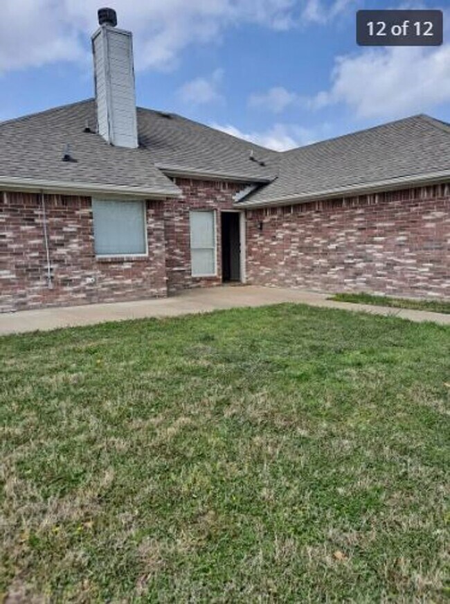 Building Photo - 100 Oak Hollow Ln
