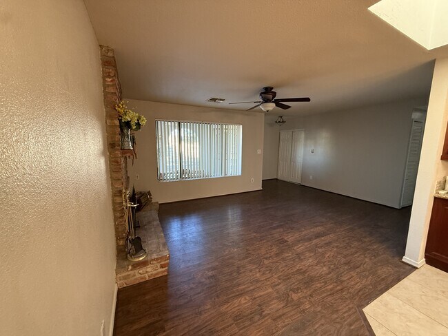 Building Photo - 422 Emery Dr