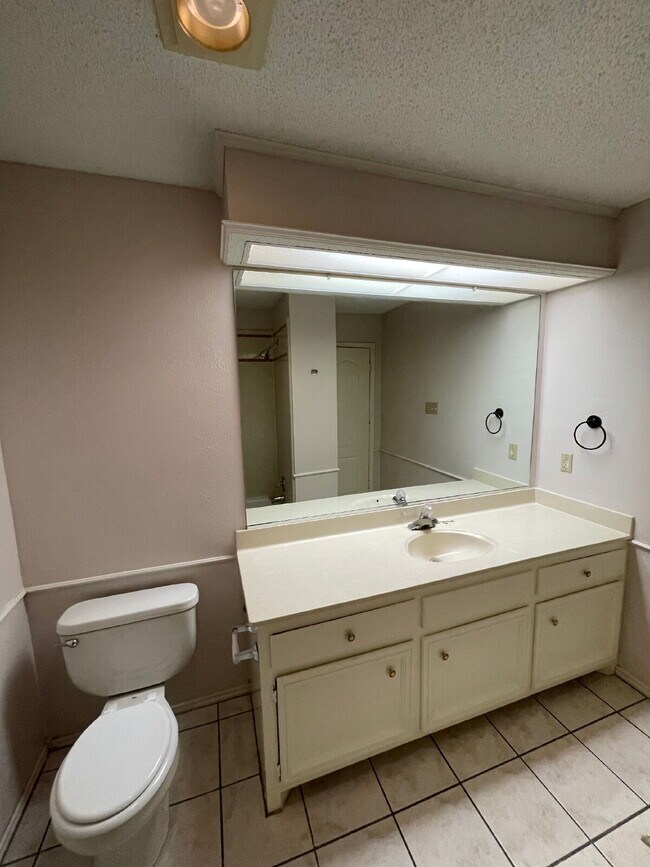 Building Photo - Beautiful 3 bedroom 2 bath Home