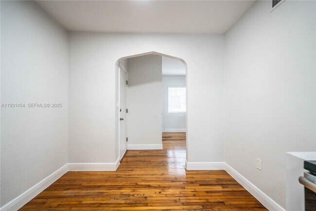 Building Photo - 1007 Bay Dr