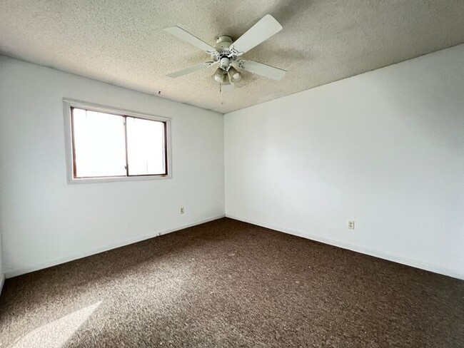 Building Photo - $1,395 | 3 Bedroom, 1.5 Bathroom Townhome ...