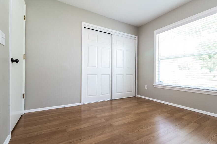 Building Photo - 1042 Alpug Ave