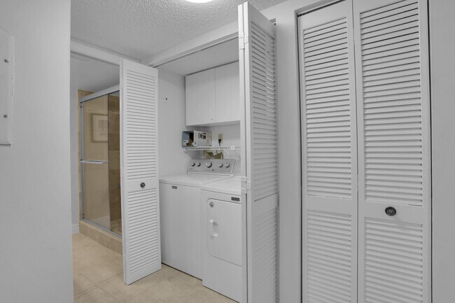 Building Photo - 100 Pelican Pointe Dr