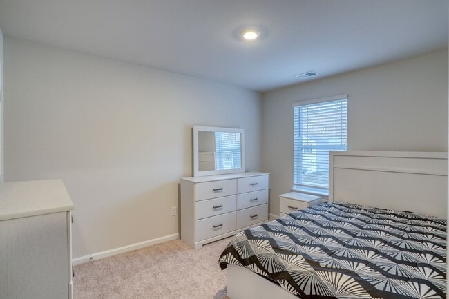 Building Photo - 124 Currant Cir