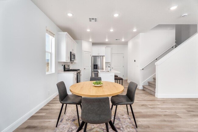 Dining/kitchen - 484 W Greenstone Pl