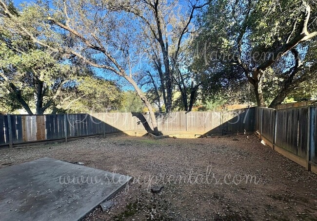 Building Photo - Bright and Freshly Updated 3 Bed 1.5 Bath Townhouse!