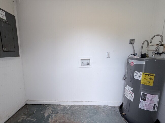 Building Photo - 2-Bedroom and 2Bathroom Fenced Half Duplex