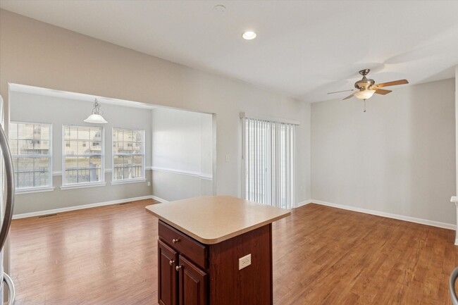 Building Photo - Newly Renovated 3 Bed 2.5 Bath Townhome in...