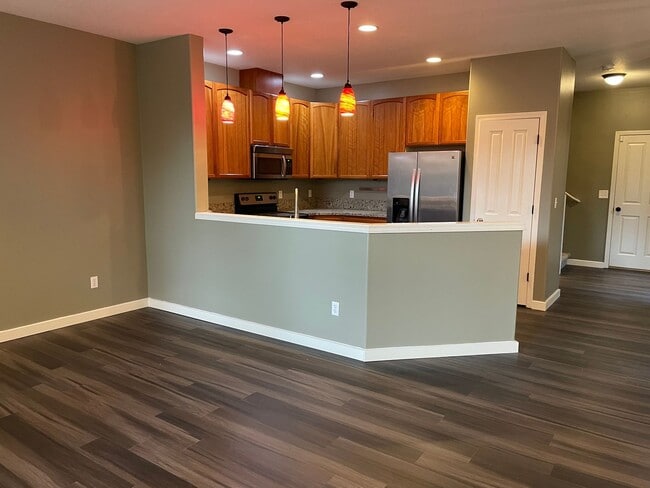 Building Photo - Custom Townhome in Camas School District! Stainless Steel Appliances and A/C!