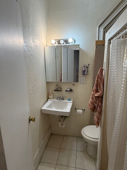 Building Photo - 40 Anderson St