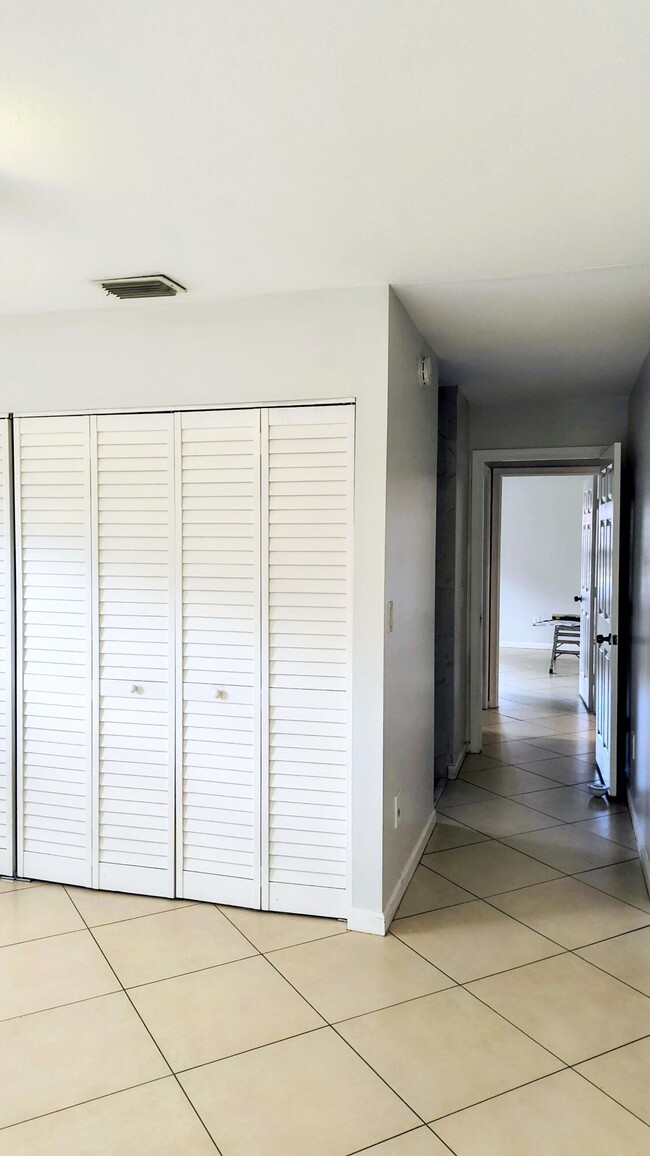 Building Photo - 1170 Staghorn St