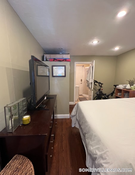 Building Photo - 735 Somerville Ave