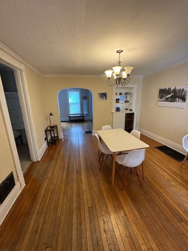 Building Photo - Furnished University area large 4 bedroom ...