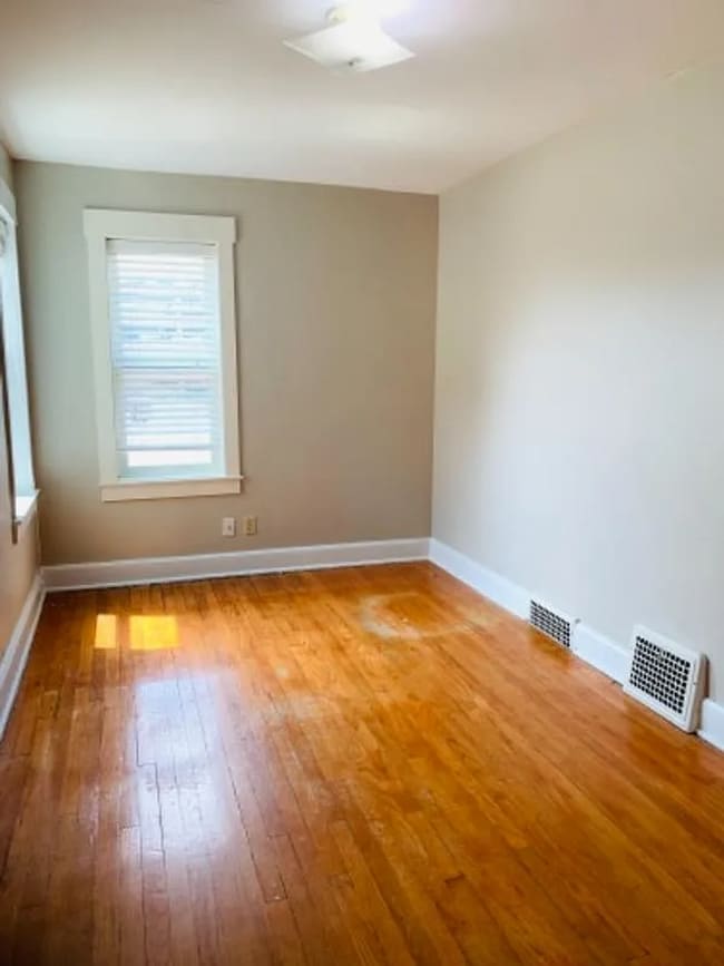 Building Photo - 410 S 40th St