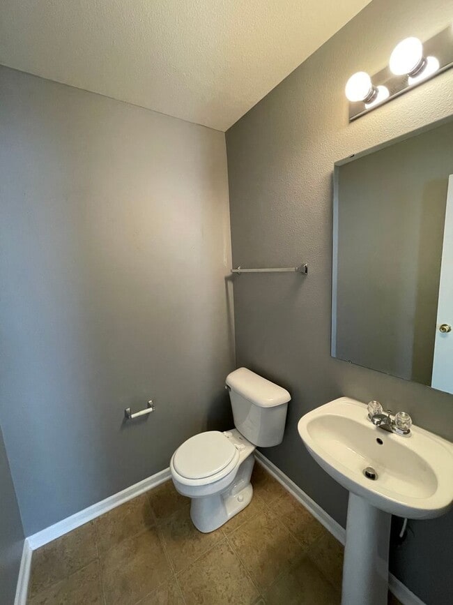Building Photo - Shelbyville - 3 BR  home with loft