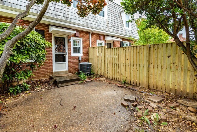 Building Photo - Beautifully Maintained 3 Levels, 2 Bedroom...