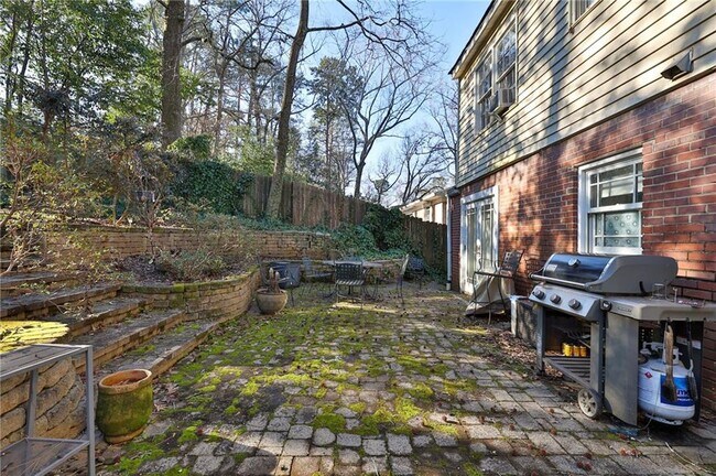 Building Photo - 487 Lakeshore Dr NE