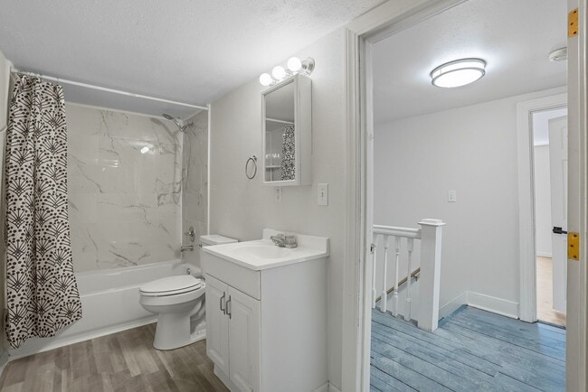 Building Photo - 2409 E Queen Ave