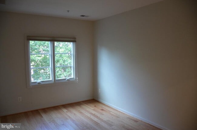 Building Photo - 708 N Henry St