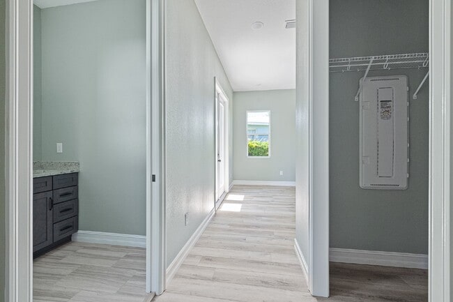 Building Photo - MODERN 3-BEDROOM W/ OFFICE WEST TAMPA HOME | BUILT 2023 | FENCED YARD | PET FRIENDLY