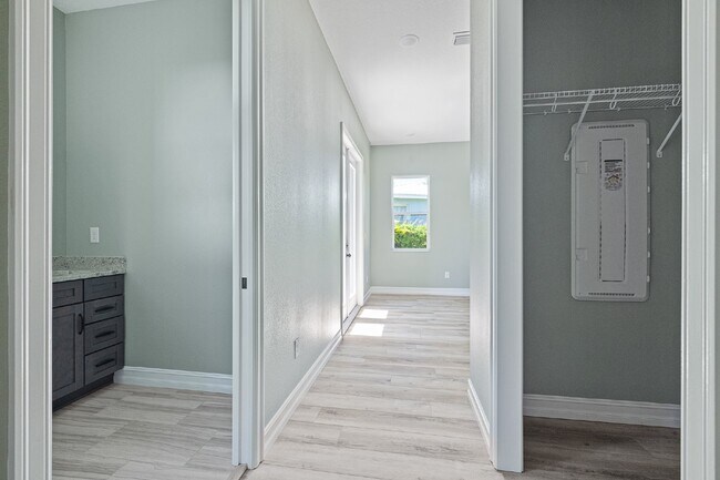 Building Photo - MODERN 4-BEDROOM TAMPA HOME | BUILT 2023 | FENCED YARD | PET FRIENDLY