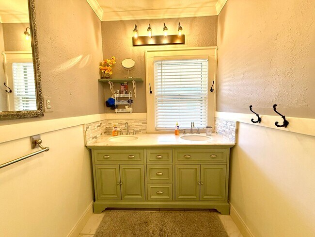 Building Photo - Furnished Short Term Rental