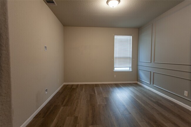 Building Photo - 5826 Euclid Loop