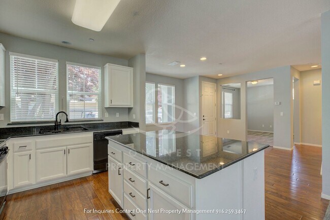 Building Photo - Stunning 3 bedroom 3 bathroom Lincoln Cros...