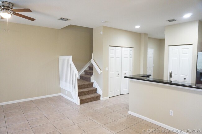 Building Photo - 2026 Nassau Dr