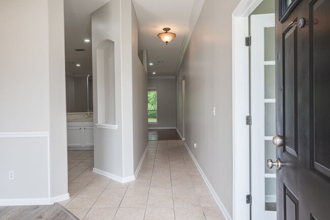 Building Photo - Stunning home in desirable neighborhood