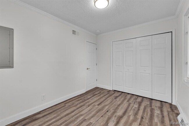 Building Photo - 8165 Leonard Dr