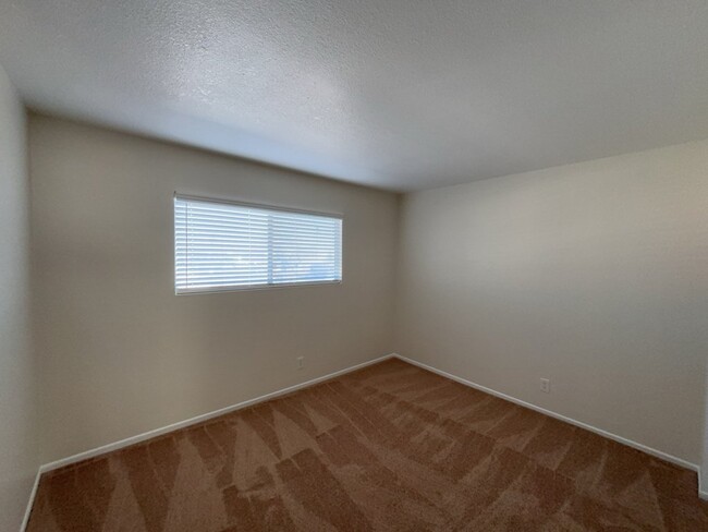 Building Photo - "Spacious 2-Bed, 2-Bath Gem in Las Vegas –...