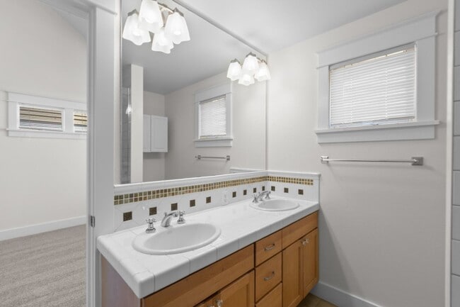 Building Photo - 3Bd/3Ba Seattle Townhouse