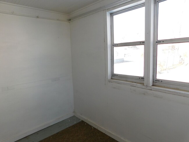 Building Photo - Spacious 2 bedroom/1 bath apartment in El ...